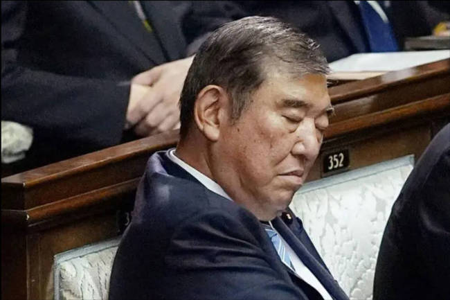 日本投降80周年当天，日本首相石破茂突然改口：不会再坚持留任